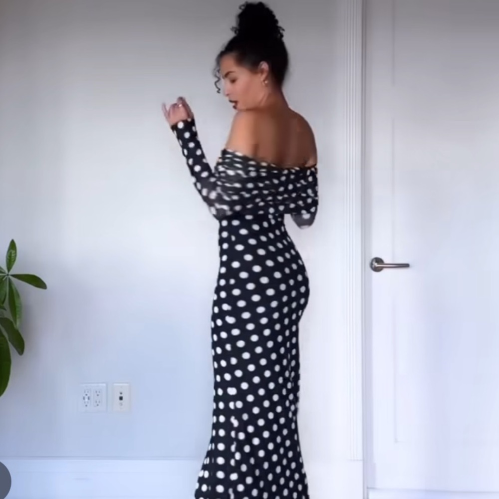 🎉Make a statement Off Shoulder Polka Dot Maxi Dress, perfect for any occ… - Picture 9 of 16